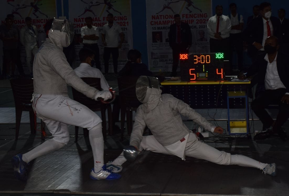 रुद्रपुर के डीपीएस स्कूल में आयोजित राष्ट्रीय तलवारबाजी प्रतियोगिता में भिड़ते दिल्ली और एसएस?