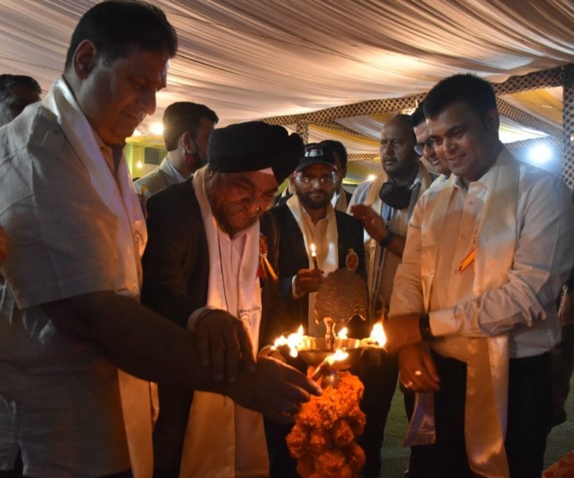 रुद्रपुर के डीपीएस में राष्ट्रीय तलवारबाजी प्रतियोगिता में दीप प्रज्जवलित करते मुख्य अतिथि।