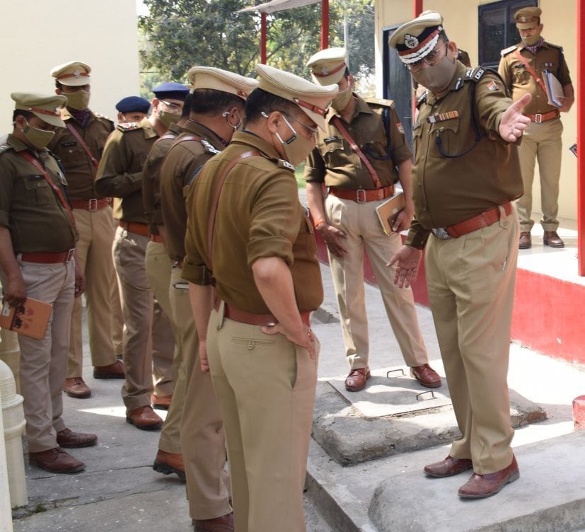 रुद्रपुर के पुलिस लाइन में निरीक्षण के दौरान अधिकारियों को फटकार लगाते आईजी। रुद्रपुर के पुलिस लाइन में निरीक्षण के दौरान अधिकारियों को फटकार लगाते आईजी।