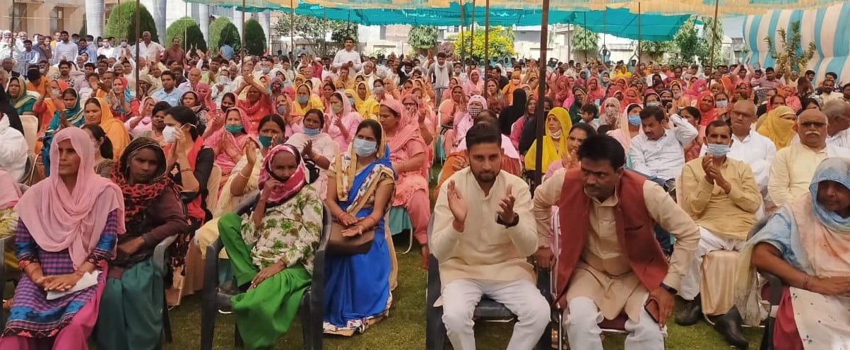 थानाभवन में गन्ना मंत्री के कार्यक्रम में मौजूद लोग थानाभवन में गन्ना मंत्री के कार्यक्रम में मौजूद लोग