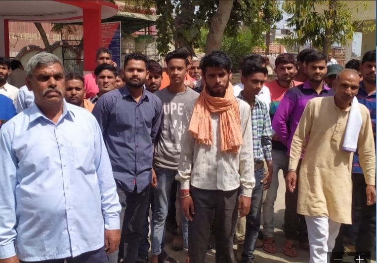 गांव मऊ में बालिका की हत्या की रिपोर्ट के विरोध में कोतवाली पर ग्रामीण।