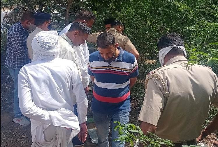 एयरपोर्ट के नजदीक व्यक्ति का अधजला शव बरामद, हत्या की आशंका