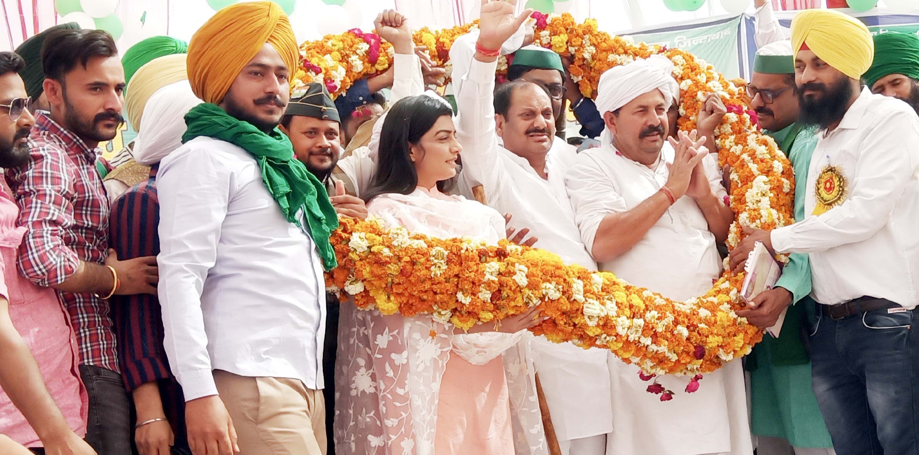 गुटैया पर महा पंचायत में नरेश टिकैत का स्वागत करते किसान गुटैया पर महा पंचायत में नरेश टिकैत का स्वागत करते किसान