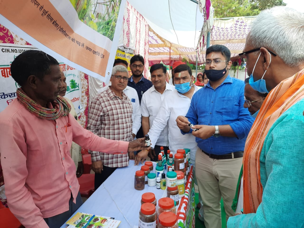 राबर्ट्सगंज ब्लॉक परिसर में लगा किसान मेला।