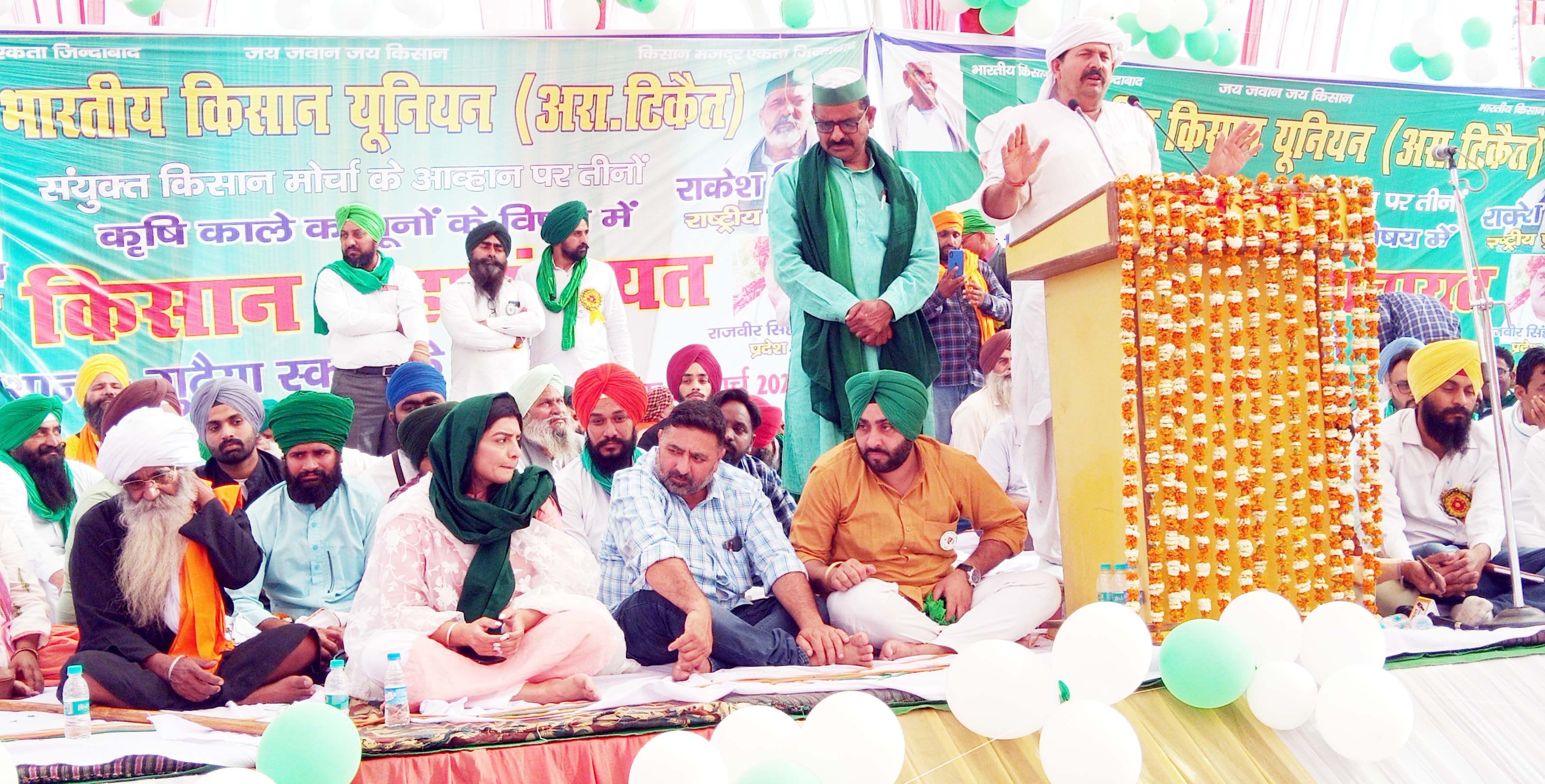 पुवायां के गुटैया में महा पंचायत को संबोधित करते नरेश टिकैत पुवायां के गुटैया में महा पंचायत को संबोधित करते नरेश टिकैत