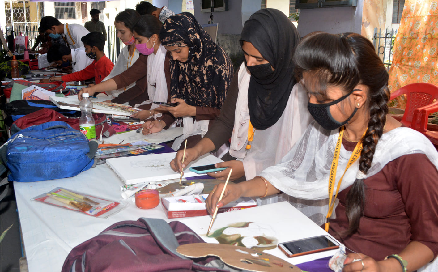 एसडी इंटर कालेज में कला प्रदर्शनी में प्रतिभाग करती छात्राएं। एसडी इंटर कालेज में कला प्रदर्शनी में प्रतिभाग करती छात्राएं।