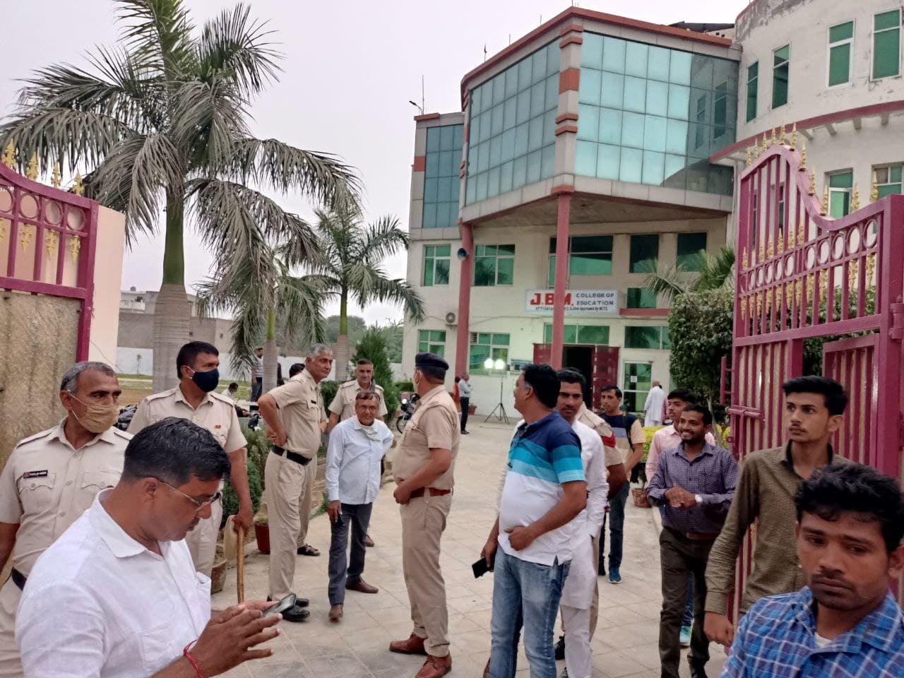 भाजपा नेता के विरोध की सूचना मिलने के बाद मौके पर पहुंची पुलिस। संवाद भाजपा नेता के विरोध की सूचना मिलने के बाद मौके पर पहुंची पुलिस। संवाद