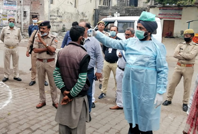 थर्मल स्क्रीनिंग करते एमपी चावला (फाइल फोटो) थर्मल स्क्रीनिंग करते एमपी चावला (फाइल फोटो)