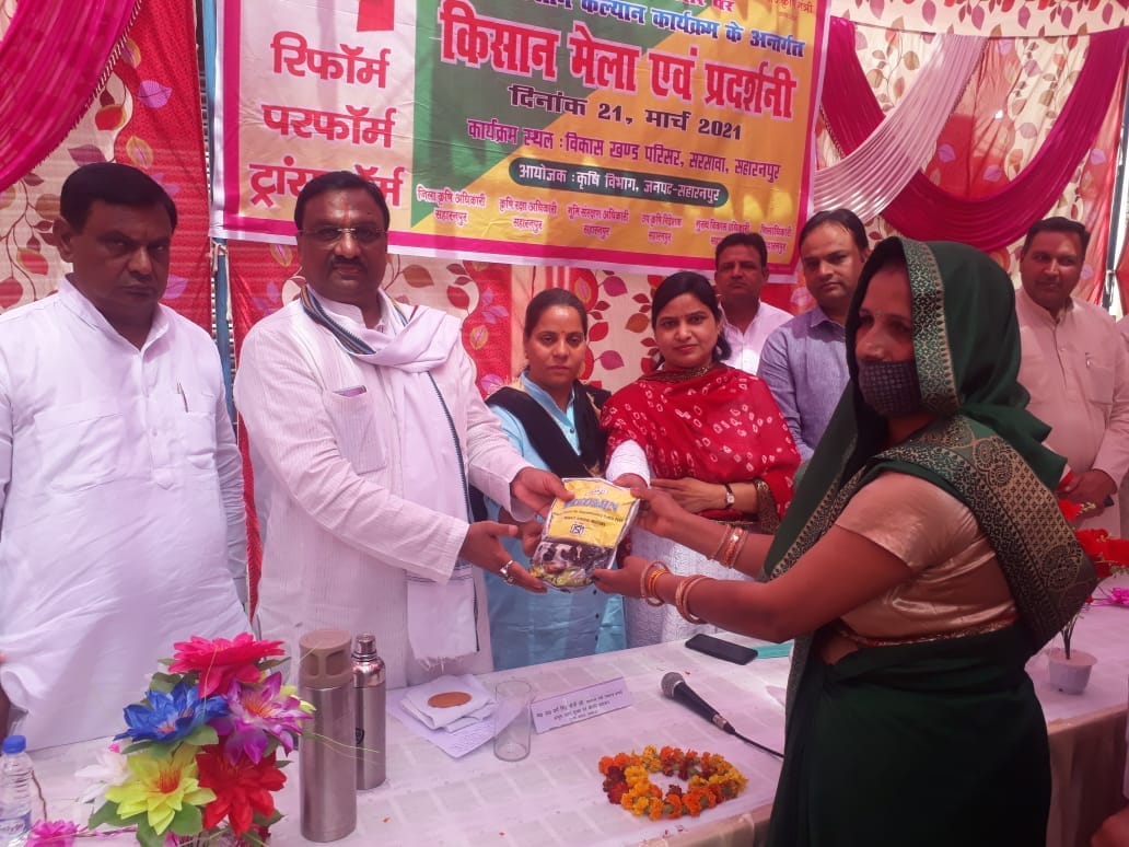 सरसावा किसान मेले में महिला समूह को सम्मानित करते आयुष राज्यमंत्री डा धर्म सिंह सैनी