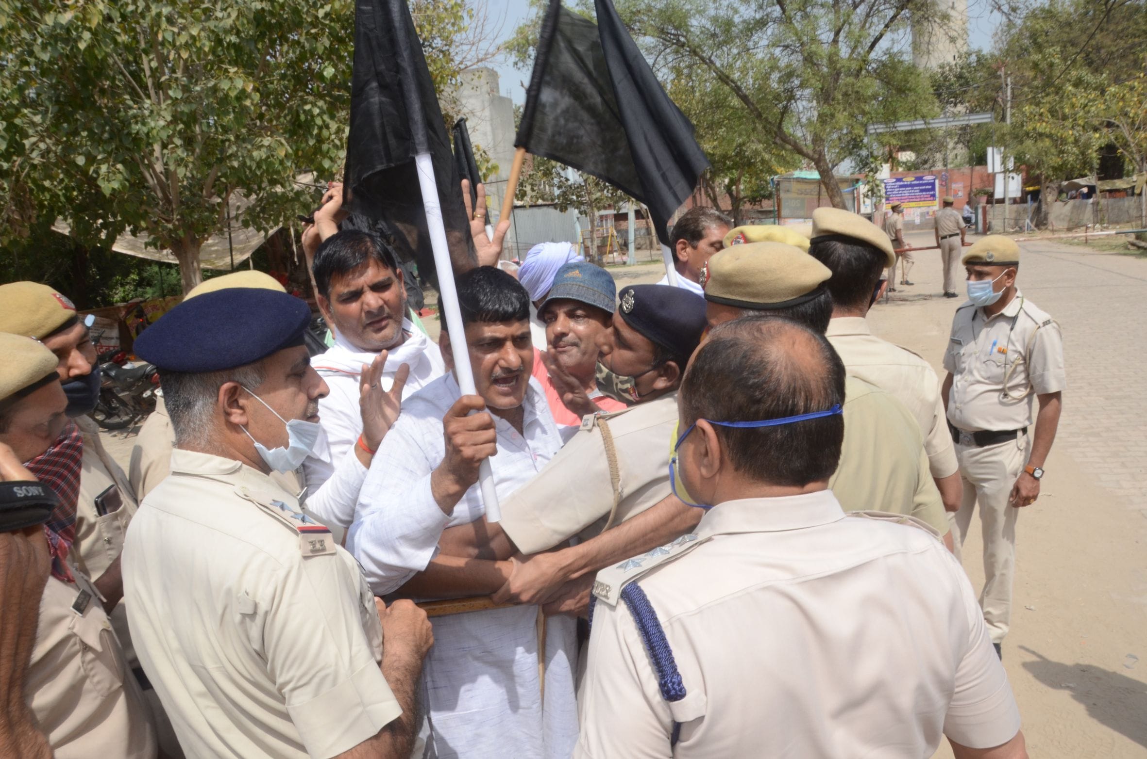 काले झंडे लेकर आयोजनस्थल की तरफ बढ़ रहे किसानों को रोकते पुलिसकर्मी। काले झंडे लेकर आयोजनस्थल की तरफ बढ़ रहे किसानों को रोकते पुलिसकर्मी।