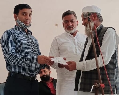 सुल्तानपुर नगर पंचायत के कार्यक्रम में लाभार्थी को प्रमाण पत्र देते चेयरमैन तथा ईओ।