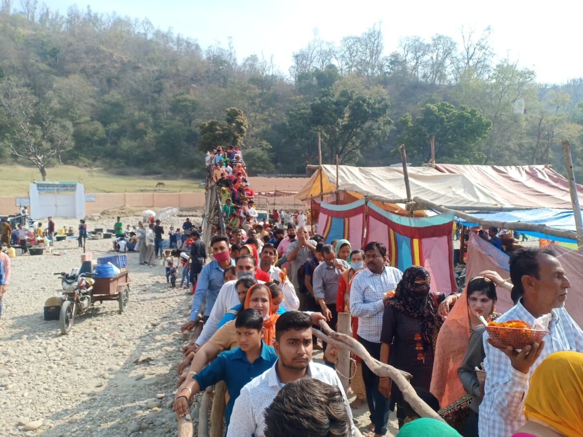 मां शाकंभरी के दर्शनों को कतार में लगे श्रद्वालु
