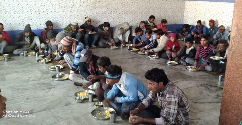 शामली लॉकडाउन के दोरान प्रभू की रसोई में खाना खाते लोग शामली लॉकडाउन के दोरान प्रभू की रसोई में खाना खाते लोग