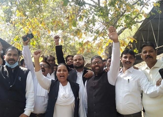 अधिवक्ता को जेल भेजने के बाद बार एसोसिएशन द्वारा हड़ताल के दौरान नारेबाजी करते अधिवक्ता अधिवक्ता को जेल भेजने के बाद बार एसोसिएशन द्वारा हड़ताल के दौरान नारेबाजी करते अधिवक्ता