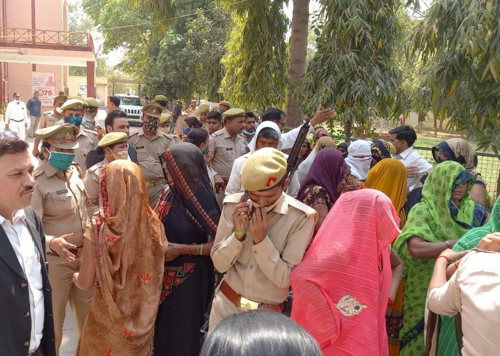 अधिवक्ता को जेल भेजने के बाद बार एसोसिएशन द्वारा हड़ताल के दौरान एसपी कार्यालय अधिवक्ताओं के सा? अधिवक्ता को जेल भेजने के बाद बार एसोसिएशन द्वारा हड़ताल के दौरान एसपी कार्यालय अधिवक्ताओं के सा?
