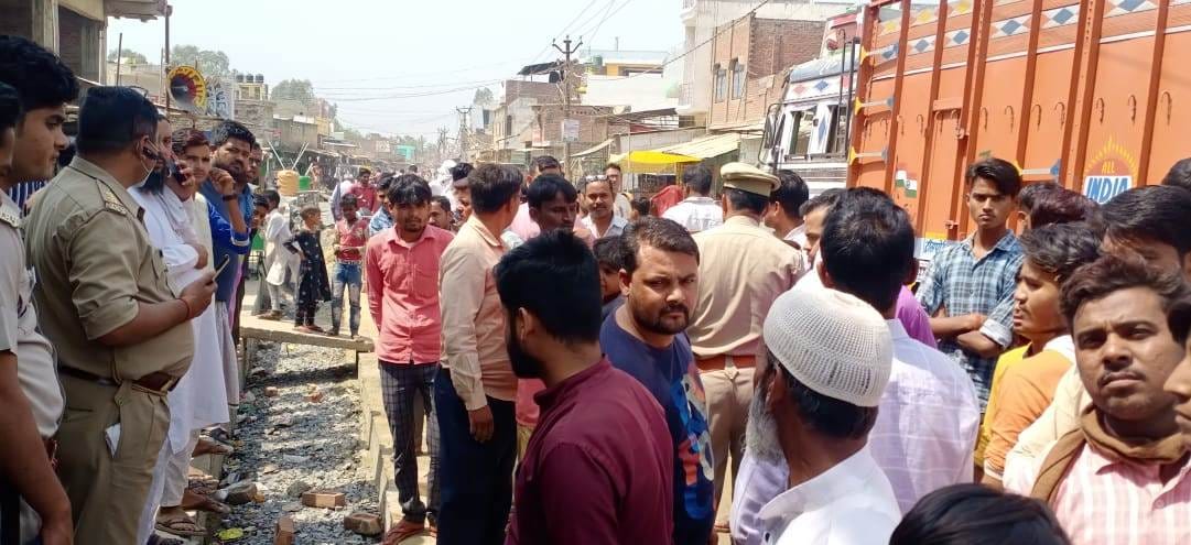 कासगंज के गंजडुंडवारा में सड़क हादसे में मासूम बच्ची की मौत के बाद मौके पर एकत्रित लोगों की भीड़।