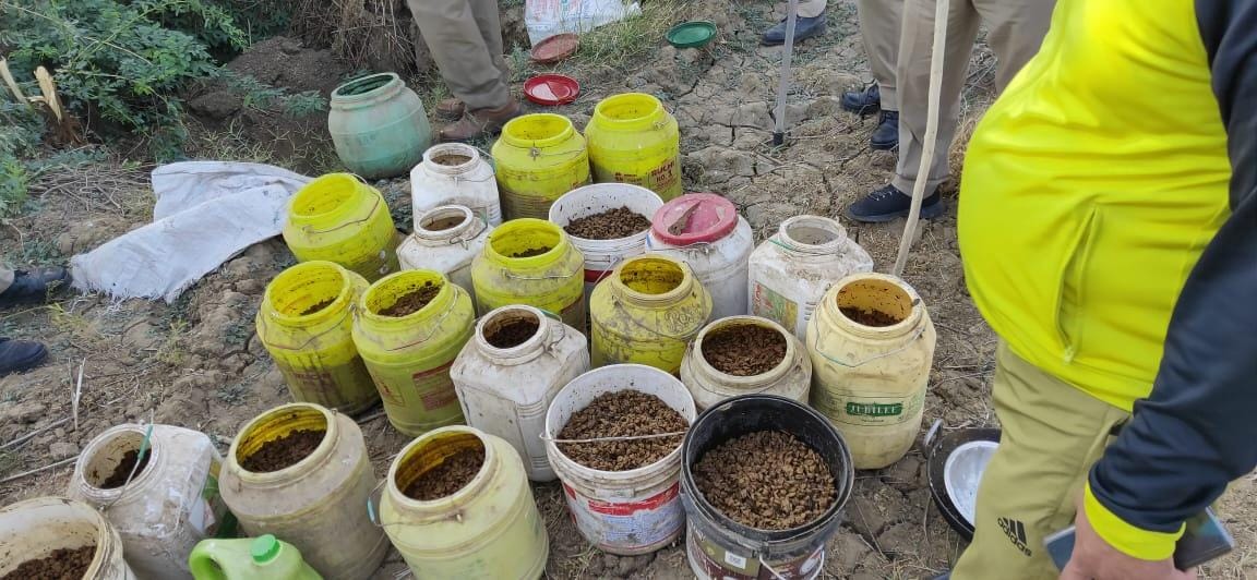 शराब बनाने में प्रयोग की जाने पुलिस द्वारा बरामद लहन शराब बनाने में प्रयोग की जाने पुलिस द्वारा बरामद लहन