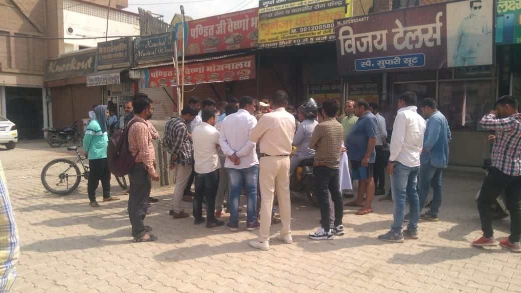 ढाबे के बाहर जमा लोगों। संवाद ढाबे के बाहर जमा लोगों। संवाद