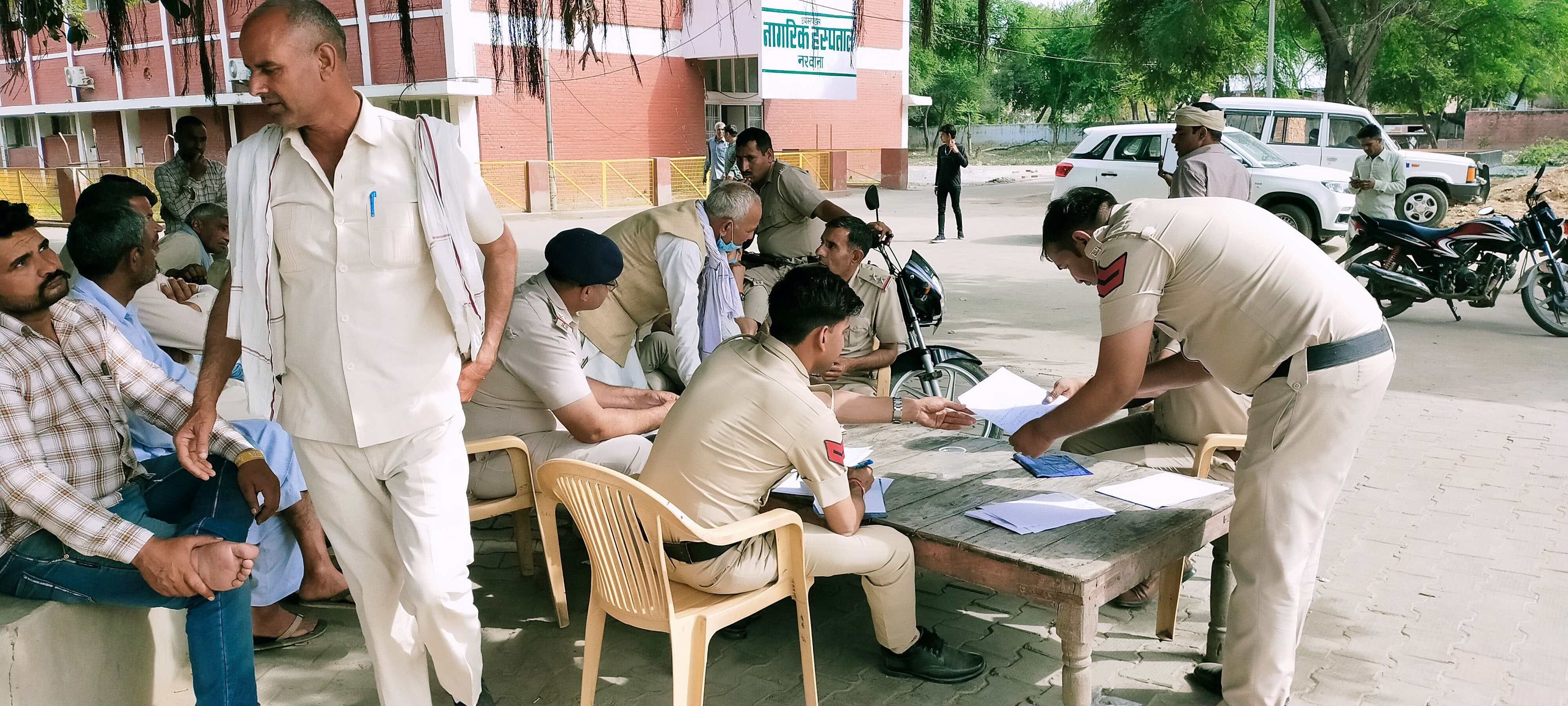 सुरबरा गांव के पास हुई महिला के हत्या के मामले में  पोस्टमार्टम की कार्यवाही करती पुलिस। संवाद 
