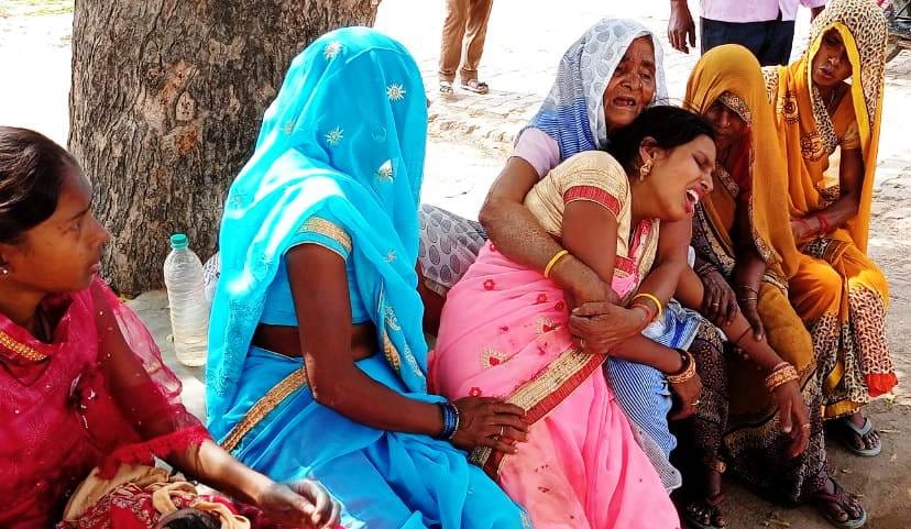 कासगंज के गंजडुंडवारा में सड़क हादसे में मासूम बच्ची की मां विलाप करतीं व ढांढस बंधाती अन्य महिल?