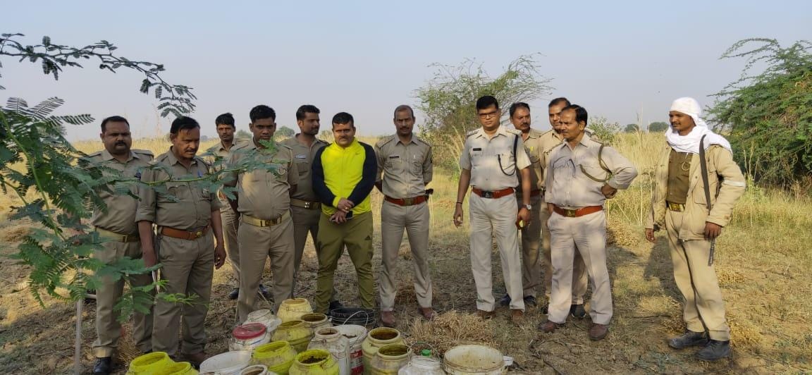 डकोर कोतवाली क्षेत्र गुढ़ा के अवैध शराब के अड्डे पर शराब व लहन साथ आबकारी पुलिस व डकोर पुलिस डकोर कोतवाली क्षेत्र गुढ़ा के अवैध शराब के अड्डे पर शराब व लहन साथ आबकारी पुलिस व डकोर पुलिस