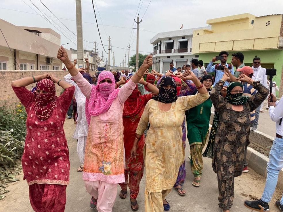 जेजेपी कार्यालय के पास नारेबाजी करतीं महिलाएं। संवाद जेजेपी कार्यालय के पास नारेबाजी करतीं महिलाएं। संवाद