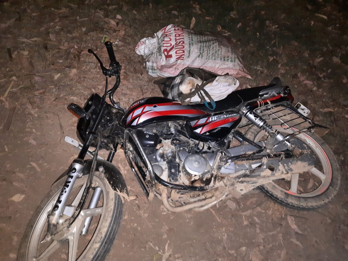 मुठभेड़ स्थल पर पड़ी गौकशों की बाइक मुठभेड़ स्थल पर पड़ी गौकशों की बाइक
