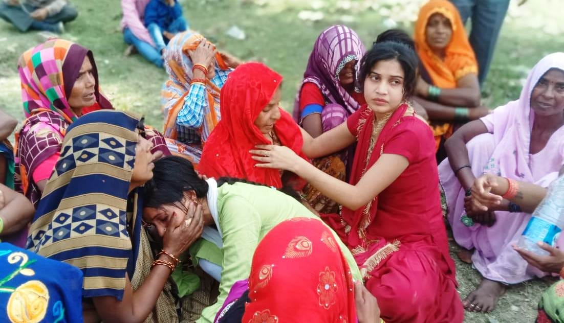 कासगंज के मोहनपुरा के समीप सड़क हादसे में मृतक युवक के परिजन विलाप करते। कासगंज के मोहनपुरा के समीप सड़क हादसे में मृतक युवक के परिजन विलाप करते।