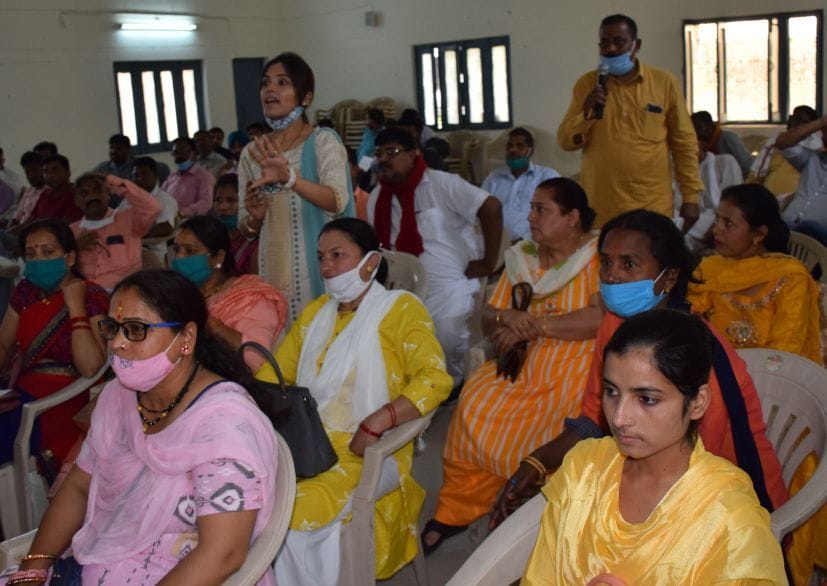 बीडीसी बैठक में हंगामे के बीच अपने क्षेत्र की समस्याएं बताते बीडीसी सदस्य।