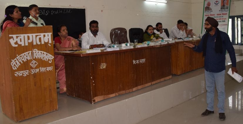 बीडीसी बैठक में उप शिक्षा अधिकारी को स्कूलों की समस्या बताता बीडीसी सदस्य।