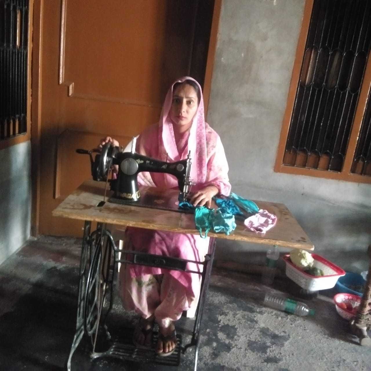 रीतू मास्क बनाते हुए।
