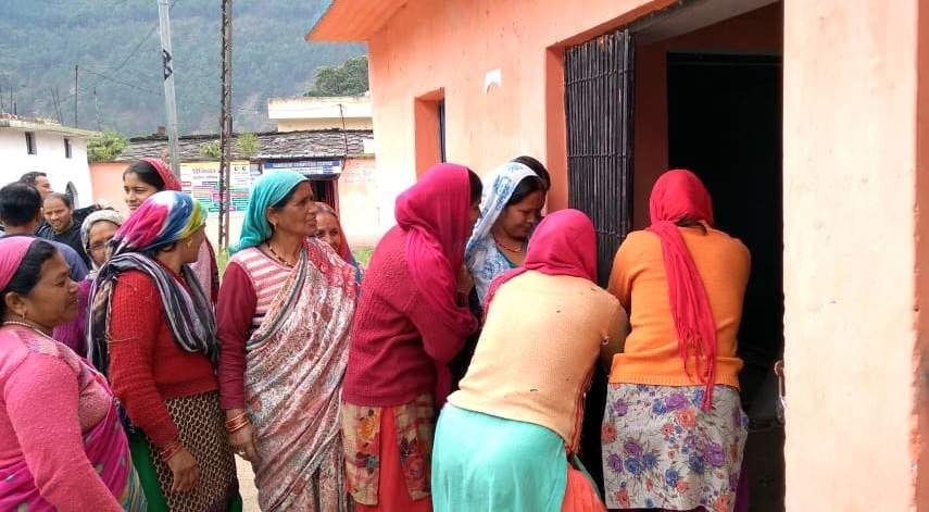 बमोथ गांव में सिंचाई विभाग के जेई को पंचायत घर में बंधक बनातीं महिलाएं।