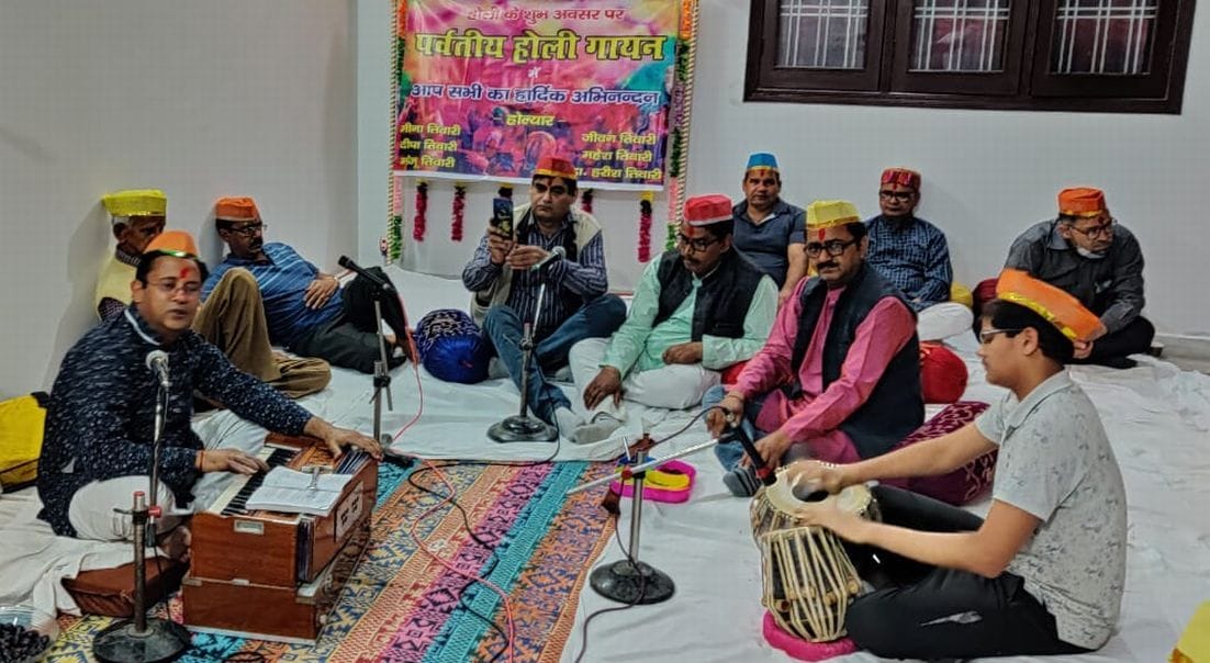 काशीपुर में बैठकी होली करते होल्यार। काशीपुर में बैठकी होली करते होल्यार।