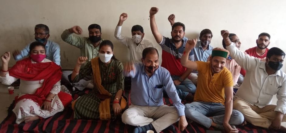 बाजपुर तहसील दफ्तर के सामने धरना देते लेखपाल। बाजपुर तहसील दफ्तर के सामने धरना देते लेखपाल।