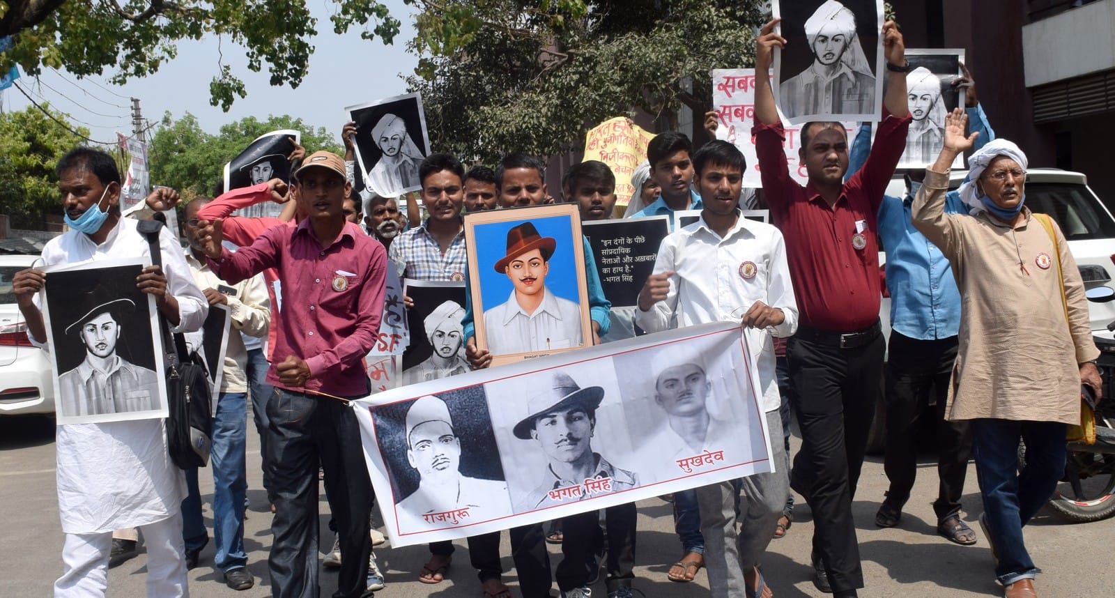 कलेक्ट्रेट पर अमर शहीद भगत सिंह के पुण्यतिथि पर जुलूस निकालते वाम दल के कार्यकर्ता। कलेक्ट्रेट पर अमर शहीद भगत सिंह के पुण्यतिथि पर जुलूस निकालते वाम दल के कार्यकर्ता।