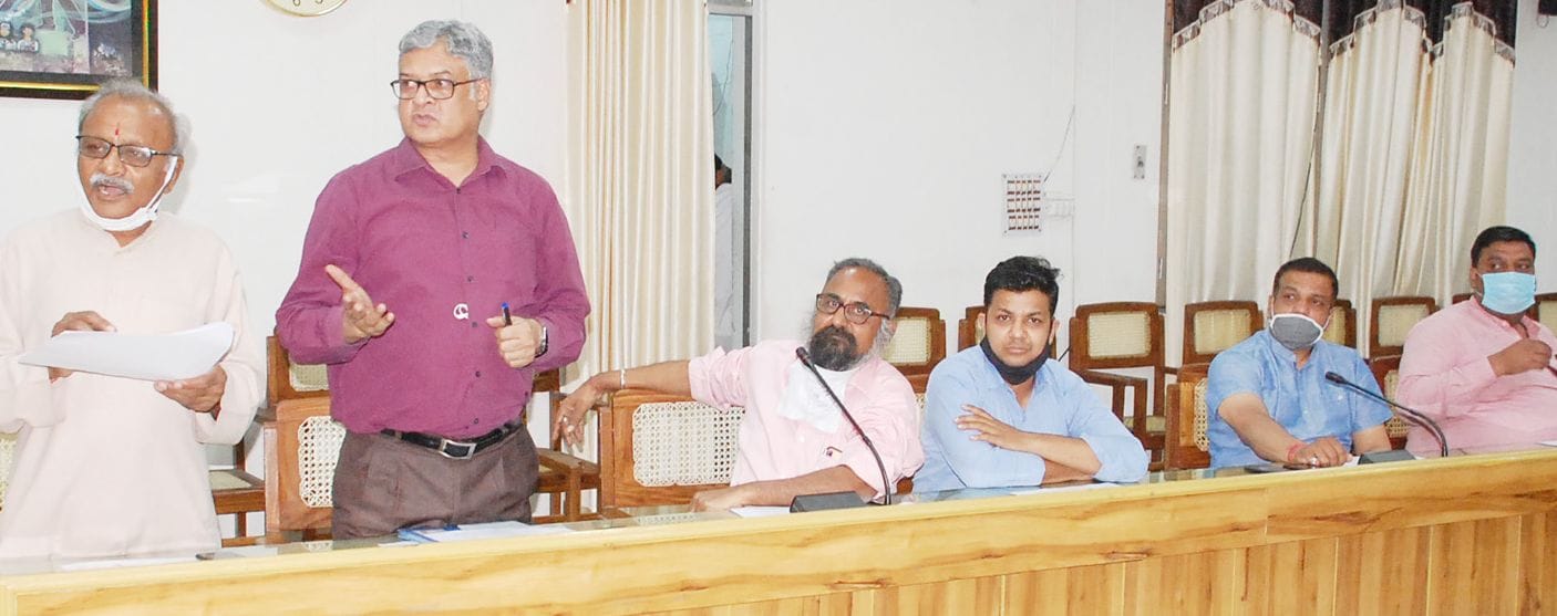 शामली कलक्ट्रेट सभागार में आयोजित बैठक में भाग लेते व्यपारी। शामली कलक्ट्रेट सभागार में आयोजित बैठक में भाग लेते व्यपारी।