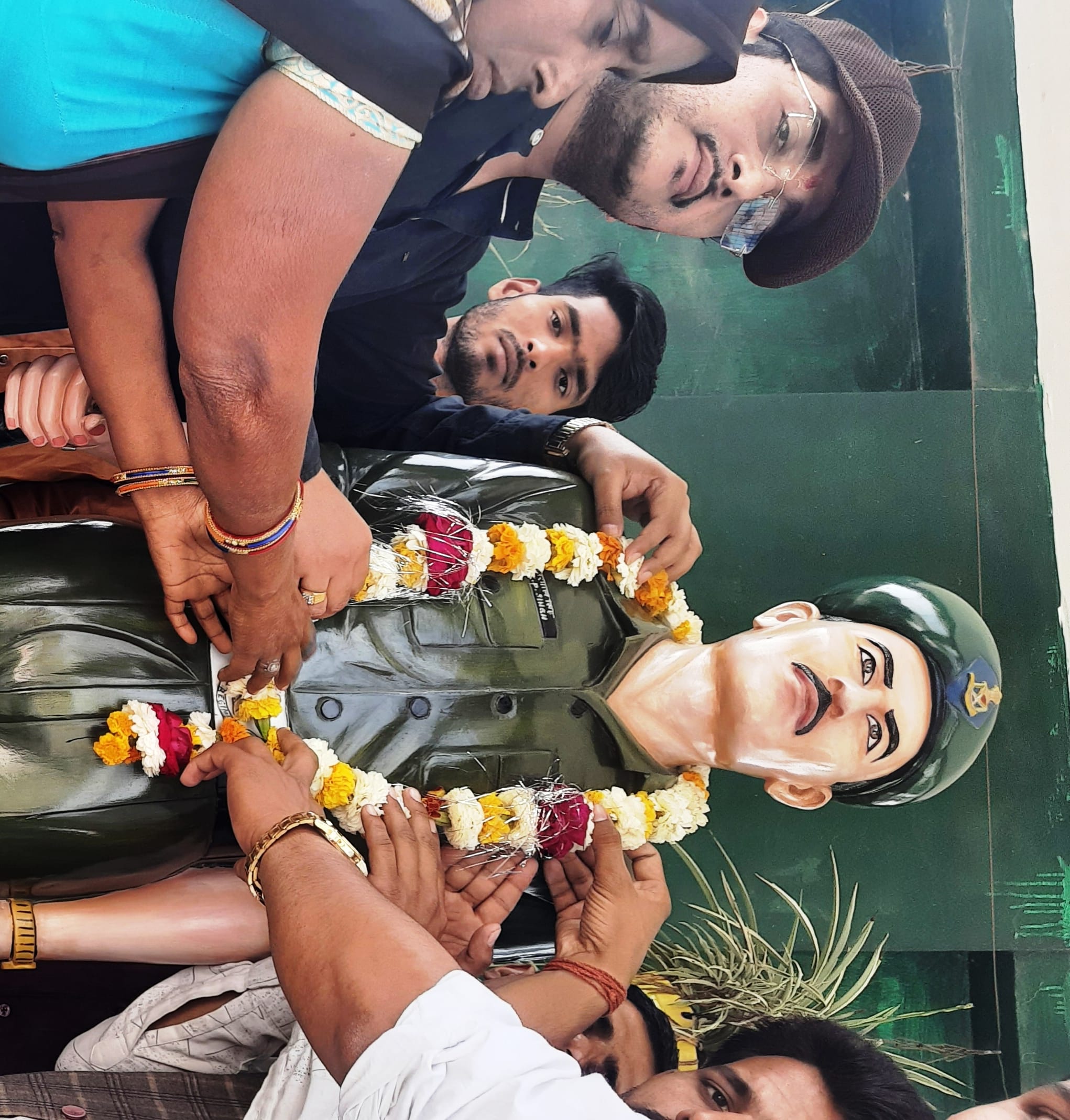 कासगंज के किसरौली में शहीद कुंवरपाल की प्रतिमा पर माल्यापर्ण करते सेवा भारती के जिलाध्यक्ष डा. प? कासगंज के किसरौली में शहीद कुंवरपाल की प्रतिमा पर माल्यापर्ण करते सेवा भारती के जिलाध्यक्ष डा. प?