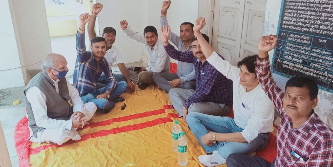 काशीपुर तहसील में धरना देते लेखपाल व कानूनगो। काशीपुर तहसील में धरना देते लेखपाल व कानूनगो।
