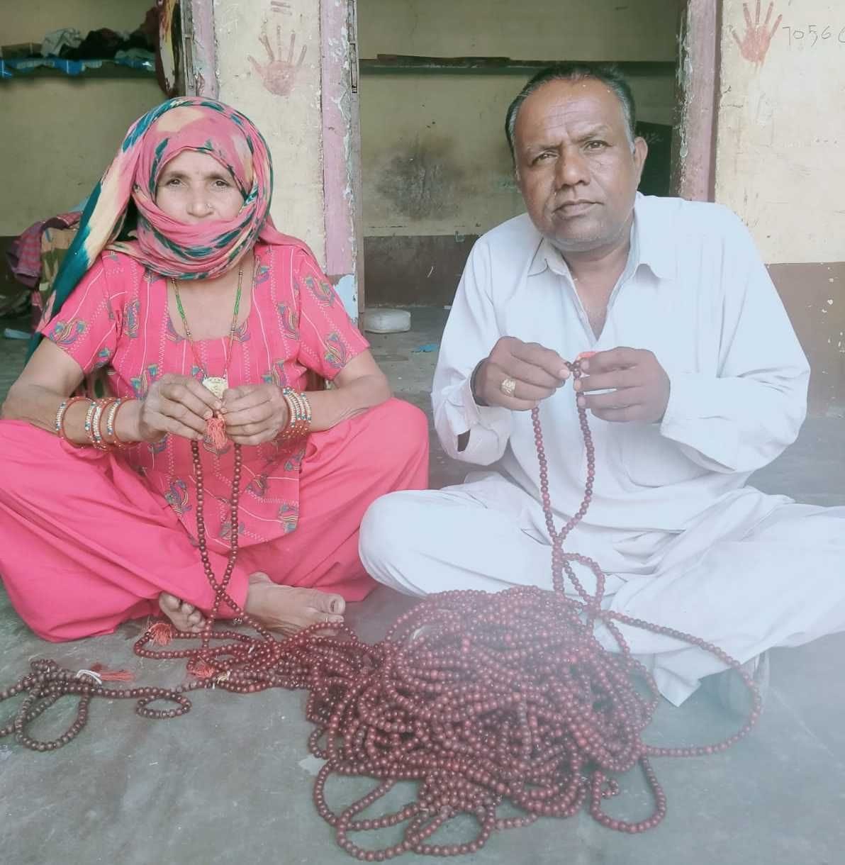 मनके की माला पिरोते रेनू के माता-पिता।