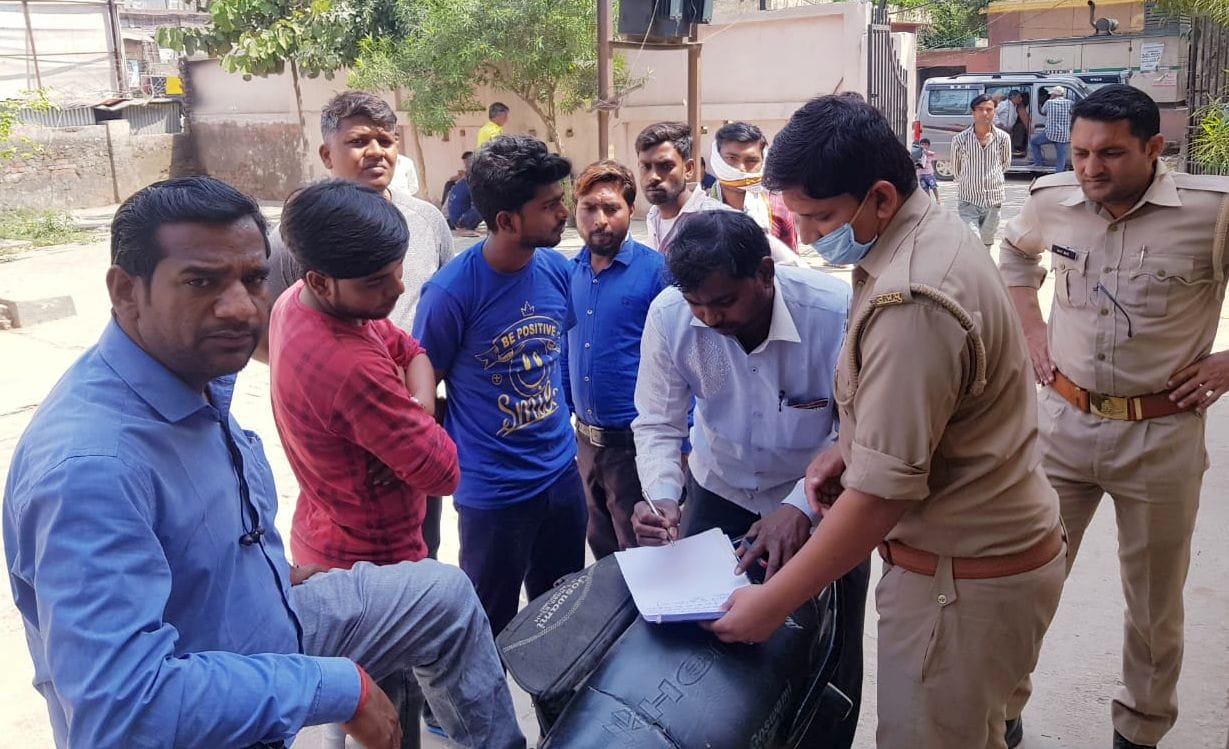 पोस्टमार्टम ग्रह पर मौजूद मृतक कुलदीप के परिजन ।संवाद पोस्टमार्टम ग्रह पर मौजूद मृतक कुलदीप के परिजन ।संवाद
