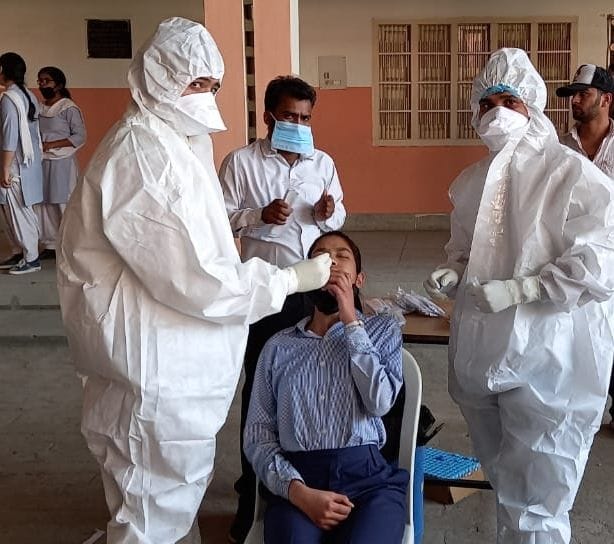 कोरोना जांच के लिए सैंपल लेती स्वास्थ्य विभाग की टीम। संवाद कोरोना जांच के लिए सैंपल लेती स्वास्थ्य विभाग की टीम। संवाद