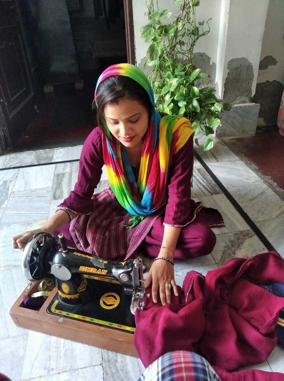 सिलाई करती हुई प्रीति।