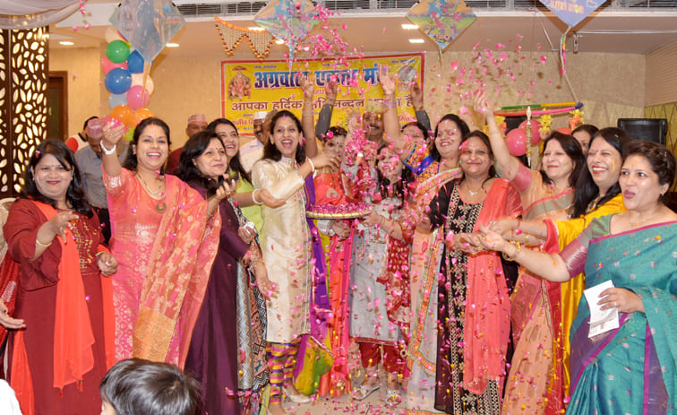 जीपीओ रोड स्थित एक सभागार में अग्रवाल एकता मंच के होली मिलन कार्यक्रम में फूलो से होली खेलती महिल जीपीओ रोड स्थित एक सभागार में अग्रवाल एकता मंच के होली मिलन कार्यक्रम में फूलो से होली खेलती महिल