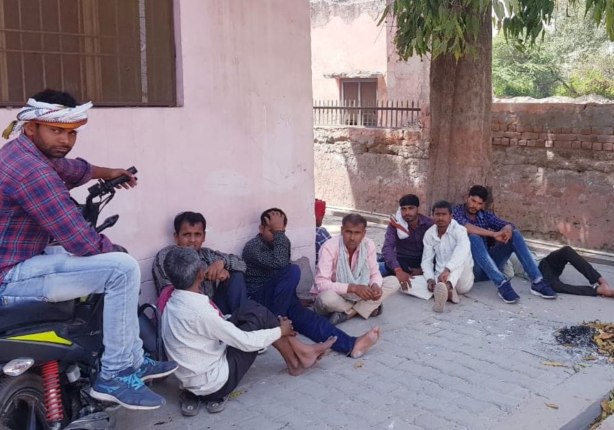 पोस्टमार्टम ग्रह पर मौजूद मृतक ओमकार के परिजन ।संवाद पोस्टमार्टम ग्रह पर मौजूद मृतक ओमकार के परिजन ।संवाद