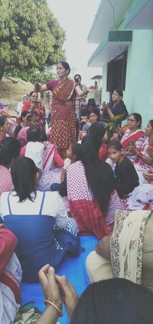 बाजपुर के गांव हरसान में होली गायन के दौरान नत्य करतीं महिलाएं बाजपुर के गांव हरसान में होली गायन के दौरान नत्य करतीं महिलाएं