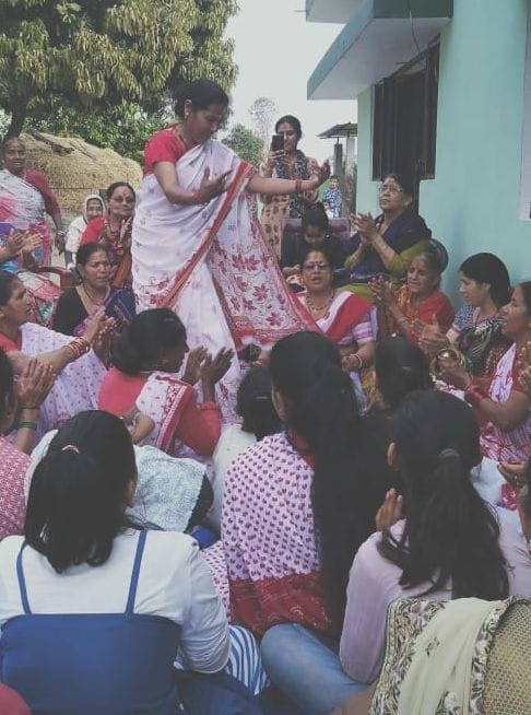 बाजपुर के गांव हरसान में होली गायन के दौरान नृत्य करतीं महिलाएं। बाजपुर के गांव हरसान में होली गायन के दौरान नृत्य करतीं महिलाएं।