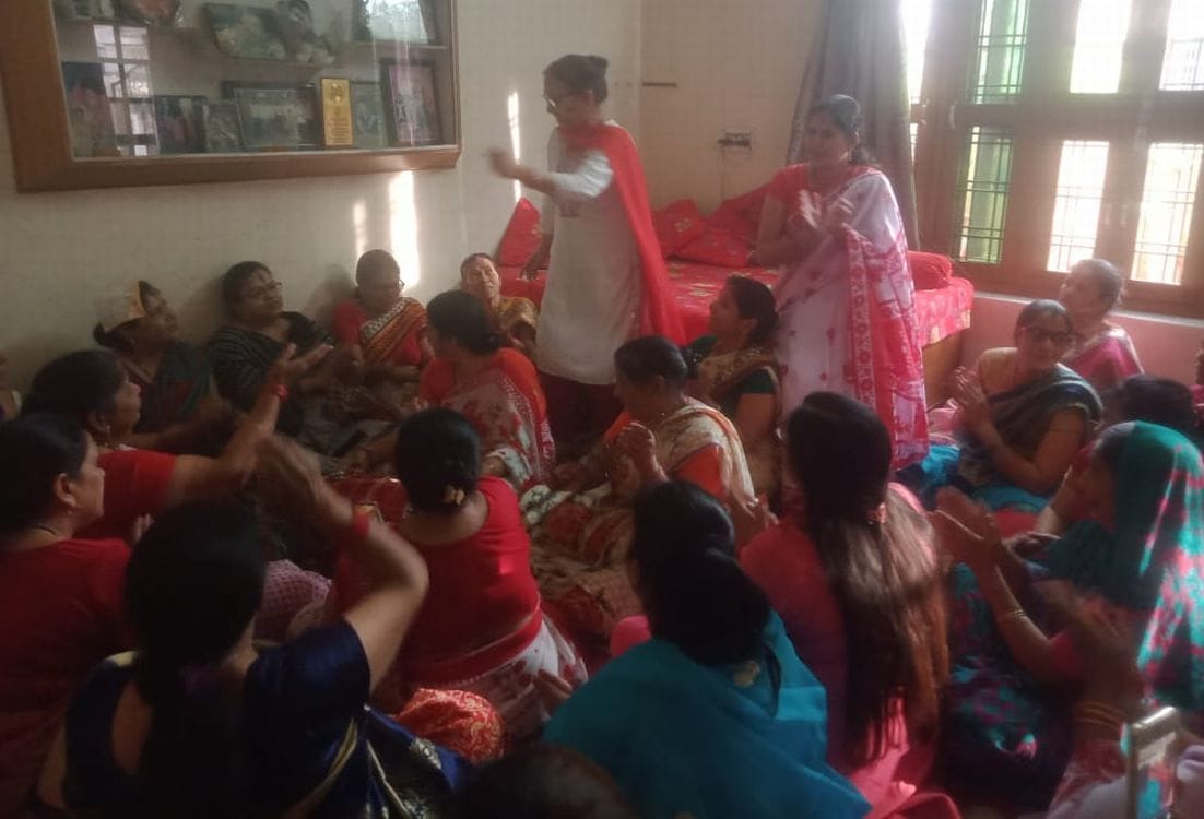 काशीपुर में बैठकी होली में नृत्य करतीं महिलाएं। काशीपुर में बैठकी होली में नृत्य करतीं महिलाएं।