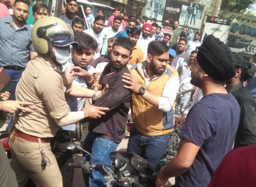 रुद्रपुर में बवाल के बाद घटनास्थल से युवकों को बचाकर ले जाती पुलिस। रुद्रपुर में बवाल के बाद घटनास्थल से युवकों को बचाकर ले जाती पुलिस।