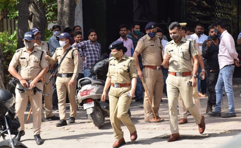 रुद्रपुर में बवाल के बाद घटनास्थल पर पहुंचीं एसपी सिटी व अन्य अधिकारी। रुद्रपुर में बवाल के बाद घटनास्थल पर पहुंचीं एसपी सिटी व अन्य अधिकारी।