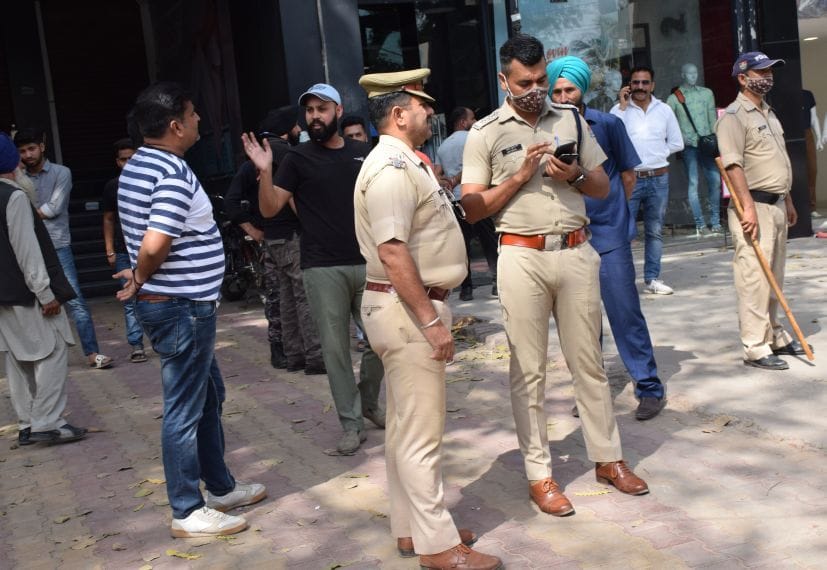 रुद्रपुर में बवाल के बाद घटनास्थल पर पहुंचे सीओ अमित कुमार। रुद्रपुर में बवाल के बाद घटनास्थल पर पहुंचे सीओ अमित कुमार।
